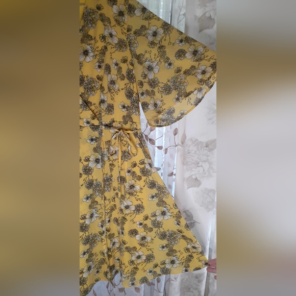 Torrid, yellow, floral, short sleeve dress, mid hem, - Picture 4 of 9